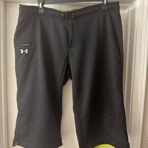 Under Armour Heat Gear Semi-Fitted Black and Green Bermuda/Capris